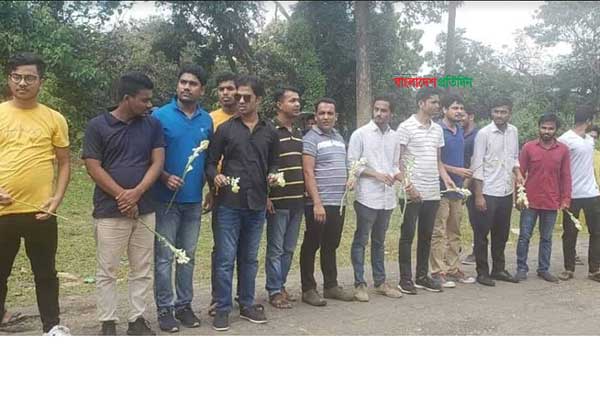 চবিতে ভর্তিচ্ছু শিক্ষার্থীদের ফুলেল শুভেচ্ছা ছাত্রদলের
