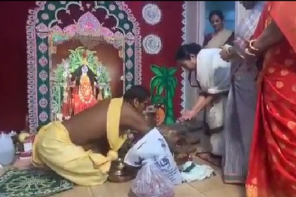 মমতা ব্যানার্জির বাড়িতে কালী পূজা উদযাপন