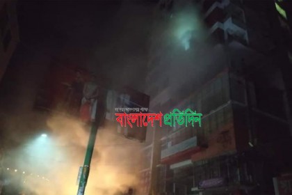 ময়মনসিংহে আগুনে পুড়ল কাপড়ের দোকান