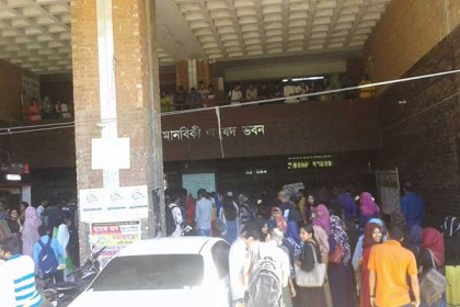 উপাচার্যের অপসারণ দাবিতে জাবিতে সর্বাত্মক ধর্মঘট চলছে