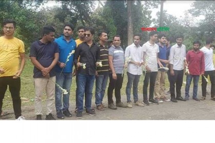 চবিতে ভর্তিচ্ছু শিক্ষার্থীদের ফুলেল শুভেচ্ছা ছাত্রদলের
