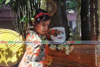 গাছকে ভাই ফোঁটা দিল বোনেরা
