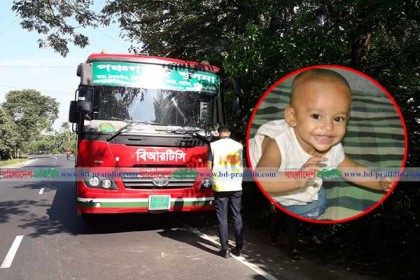 বাসে মায়ের কোল থেকে পড়ে চাকায় পিষ্ট শিশু