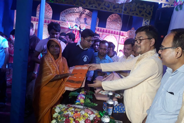 নোয়াখালীতে দুস্থদের মাঝে প্রসাদ ও বস্ত্র বিতরণ