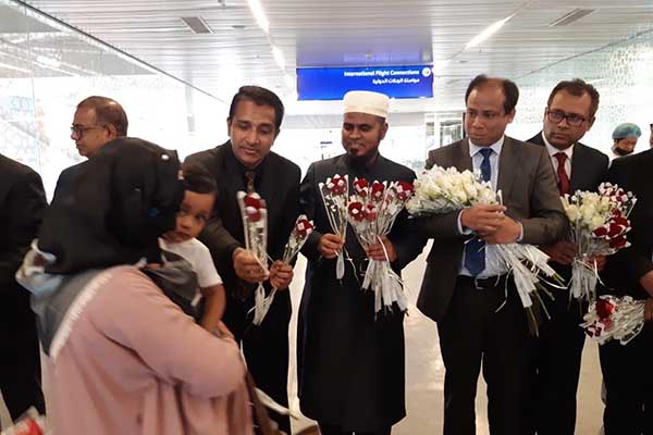 মদিনায় ফুলেল শুভেচ্ছায় সিক্ত বিমানের প্রথম ফ্লাইটের যাত্রীরা