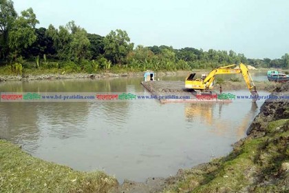 কলাপাড়ায় নদীর তীর থেকে মাটি বিক্রির অভিযোগ