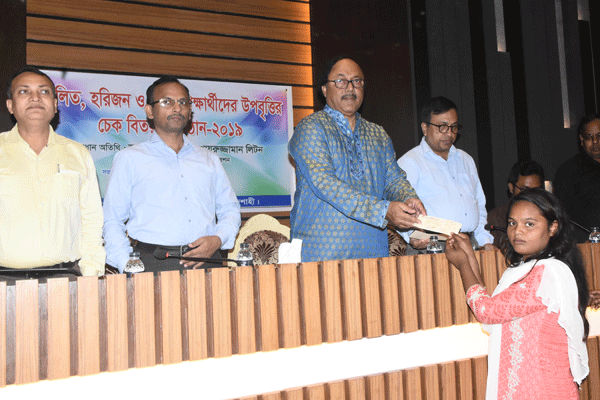 শিক্ষার্থীদের হাতে উপবৃত্তির চেক তুলে দিলেন মেয়র 

