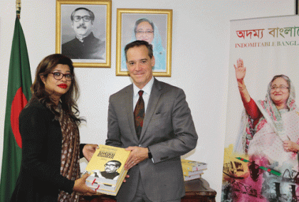 বঙ্গবন্ধুকে নিয়ে লেখা সেই বইটি কুইন্স লাইব্রেরিতে
