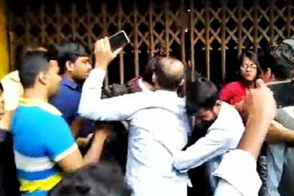 জাবিতে উপাচার্যপন্থী শিক্ষকের বিরুদ্ধে শিক্ষার্থী লাঞ্ছনার অভিযোগ, বিক্ষোভ