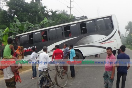 টাঙ্গাইলে সড়ক ছেড়ে পুকুরে বাস, আহত ২৮