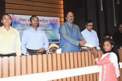 শিক্ষার্থীদের হাতে উপবৃত্তির চেক তুলে দিলেন মেয়র 
