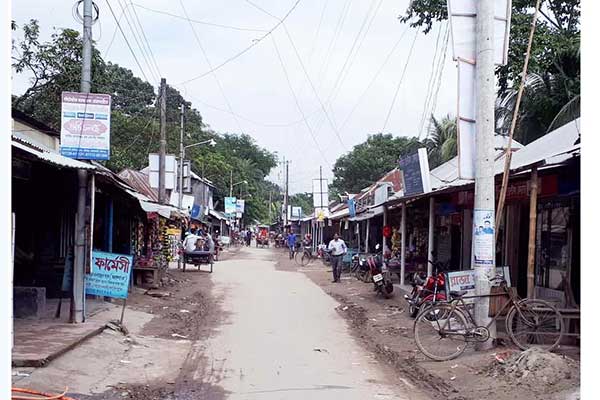 বোয়ালমারী হাসপাতালের রাস্তা ব্যবসায়ীদের দখলে, পথচারীরা বিপাকে
