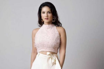 সানি লিওনের বিরুদ্ধে চুরির অভিযোগ