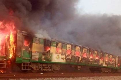 পাকিস্তানে চলন্ত ট্রেনে বিস্ফোরণ, নিহত ৬৫