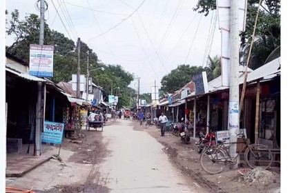 বোয়ালমারী হাসপাতালের রাস্তা ব্যবসায়ীদের দখলে, পথচারীরা বিপাকে