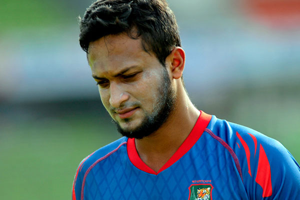ফুটবল ম্যাচ দেখতে গিয়েও ‘সাকিব, সাকিব’ স্লোগান