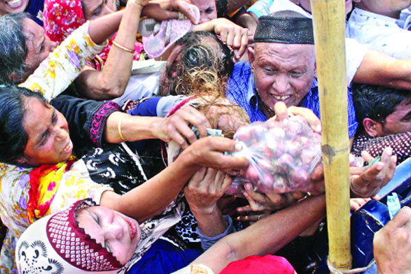 পিয়াজ নিয়ে কাড়াকাড়ি