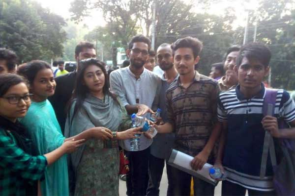 কষ্ট লাঘবে চবিতে ভর্তিচ্ছুদের পাশে তামান্না