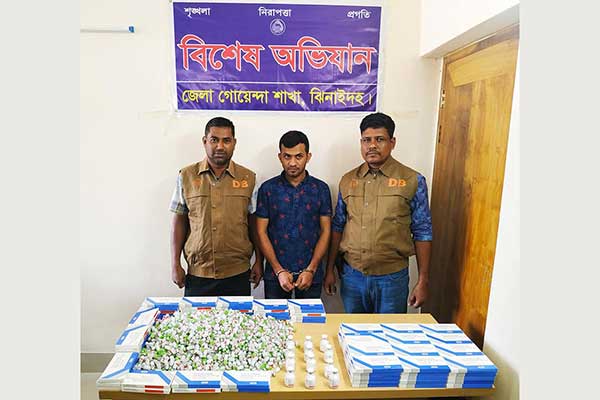ঝিনাইদহে বিপুল পরিমাণ ভারতীয় ওষুধসহ আটক ১