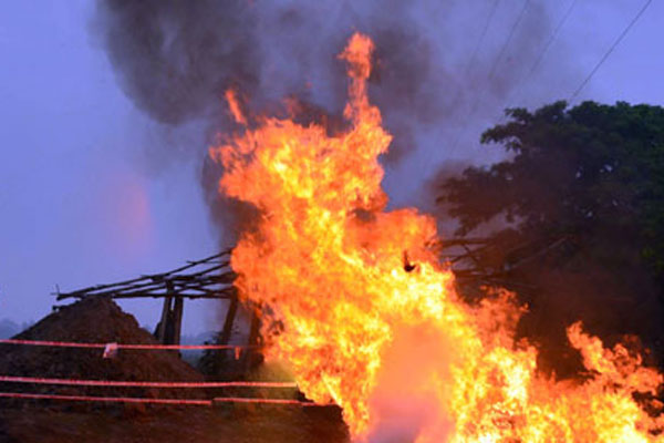 রায়পুরে আগুনে দিনমজুরের বসতভিটা পুড়ে ছাই
