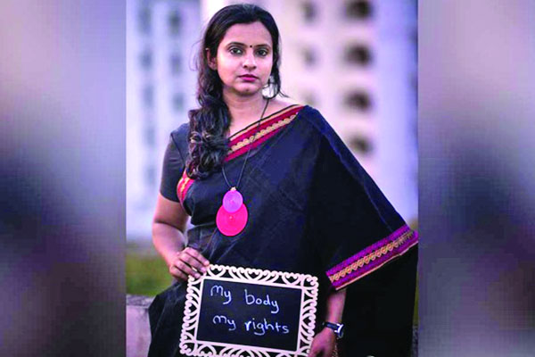 কালো শাড়িতে বৈষম্যের প্রতিবাদ
