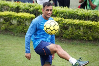 ধোনিকে চেনেন না তারই রাজ্যের মুখ্যমন্ত্রী, বললেন ফুটবলার! (ভিডিও)