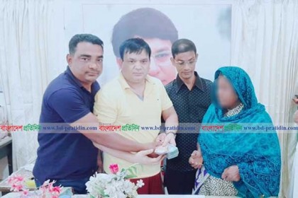 নাটোরে শ্রমিকদের কল্যাণে আর্থিক সহায়তা 
