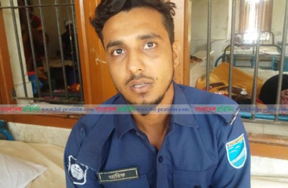 পরীক্ষা কেন্দ্রে ঢুকতে না দেয়ায় পুলিশ সদস্যকে লাঞ্ছিত
