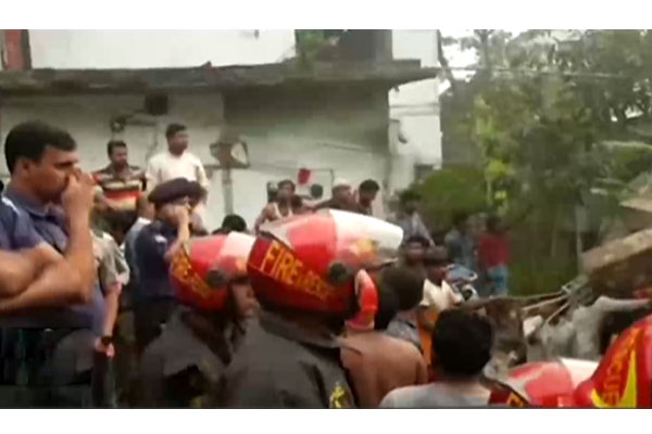 নারায়ণগঞ্জে ৪তলা ভবন ধসে কিশোর নিহত, আটকা ৩