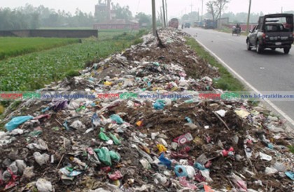 নীলফামারী মহাসড়কে ময়লা আবর্জনার ভাগাড়