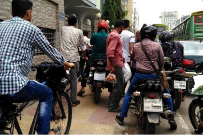 ফুটপাত দিয়ে বাইক চালালে ১০ হাজার টাকা জরিমানা