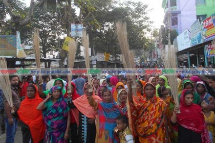 বগুড়ায় আওয়ামী লীগ নেতাকে লাঞ্ছিতের প্রতিবাদে ঝাড়ু মিছিল