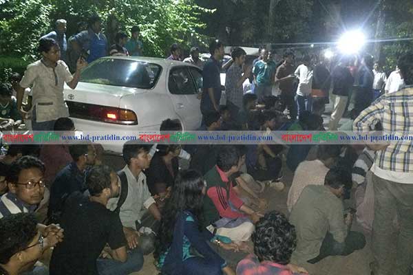 জাবিতে বাসভবনে উপাচার্য অবরুদ্ধ, পাল্টাপাল্টি অবস্থান শিক্ষকদের