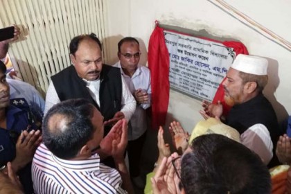 প্রতিমন্ত্রীর পাশে দাঁড়ানো নিয়ে এমপি-আওয়ামী লীগ নেতার হাতাহাতি
