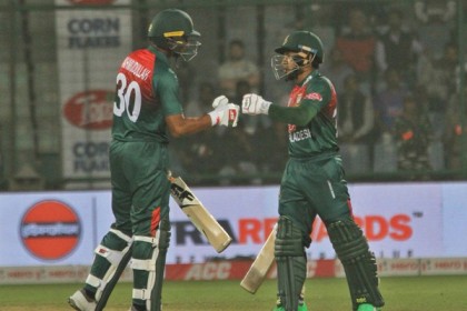 ৩ বছর আগের গল্পটা পাল্টে দিলেন মুশফিক-মাহমুদউল্লাহ