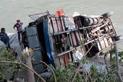 নেপালে বাস ছিটকে নদীতে পড়ে নিহত ১৭, আহত ৫০