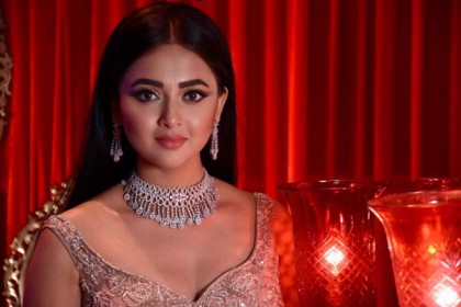 ফোন রিসিভ করতেই অভিনেত্রী দেখলেন এক নগ্ন ব্যক্তি দাঁড়িয়ে আছে