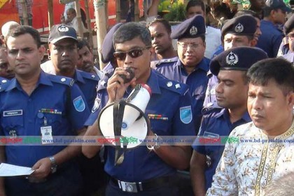 ফরিদপুরে নতুন সড়ক আইন নিয়ে লিফলেট বিতরণ