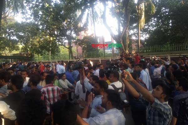 বিশ্ববিদ্যালয় বন্ধ ঘোষণার প্রতিবাদে উত্তপ্ত জাবি