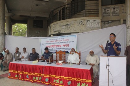 চাঁপাইনবাবগঞ্জে পরিবহন মালিক ও চালকদের সঙ্গে অতিরিক্ত ডিআইজি’র মতবিনিময়