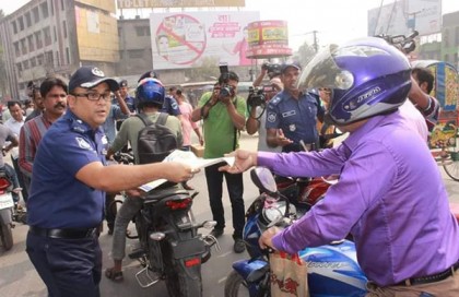 কুষ্টিয়ায় সচেতনতা বৃদ্ধিতে লিফলেট বিতরণ