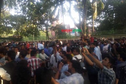 বিশ্ববিদ্যালয় বন্ধ ঘোষণার প্রতিবাদে উত্তপ্ত জাবি