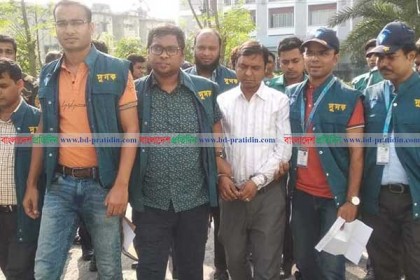 খুলনায় ঘুষের টাকাসহ পাটকল কর্মকর্তা গ্রেফতার