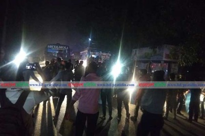 জাবিতে হামলার প্রতিবাদে ঢাকা-রাজশাহী মহাসড়ক অবরোধ রাবি শিক্ষার্থীদের