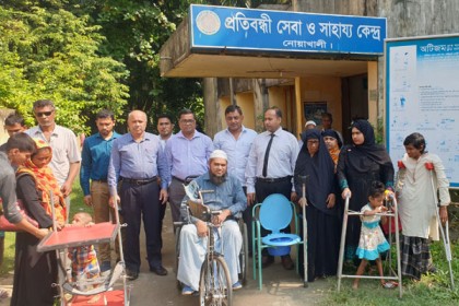 নোয়াখালীতে প্রতিবন্ধীদের মাঝে উপকরণ বিতরণ