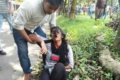 ছাত্রলীগ কর্মীর লাথির আঘাতে মাটিতে লুটিয়ে পড়েন জাবি ছাত্রী মারিয়াম