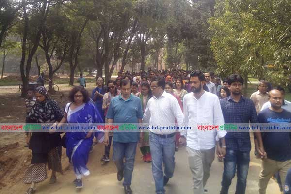 হলের তালা ভেঙে বিক্ষোভ মিছিলে যোগ দিলেন অবরুদ্ধ ছাত্রীরা
