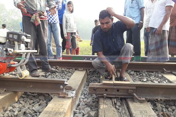 অল্পের জন্য রক্ষা পেল 'পঞ্চগড় এক্সপ্রেস'র শত শত যাত্রী