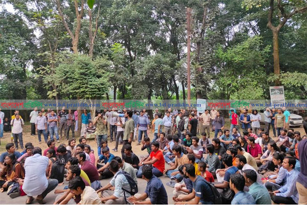 জাবি উপাচার্যের পদত্যাগের দাবিতে আন্দোলন অব্যাহত