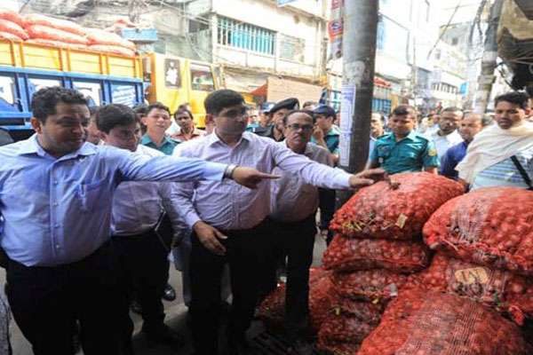 অতিরিক্ত মূল্যে পিঁয়াজ বিক্রি করায় আড়তদারকে জরিমানা